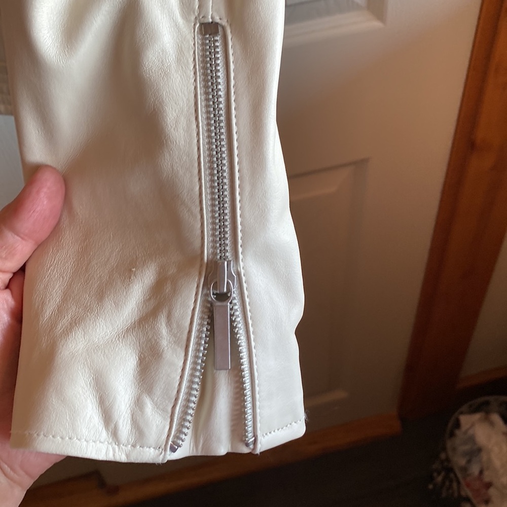 G.I.L.I. EUC Fitted Lined Zipper Close Leather Jacket Size 12 - Picture 4 of 11